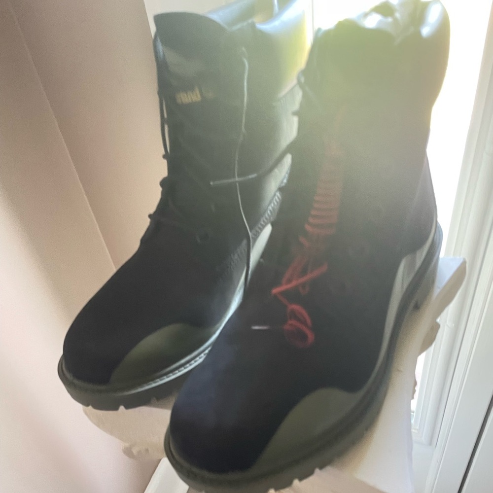 Timberland boots 
Woman’s size 8.5 never worn brand new never worn